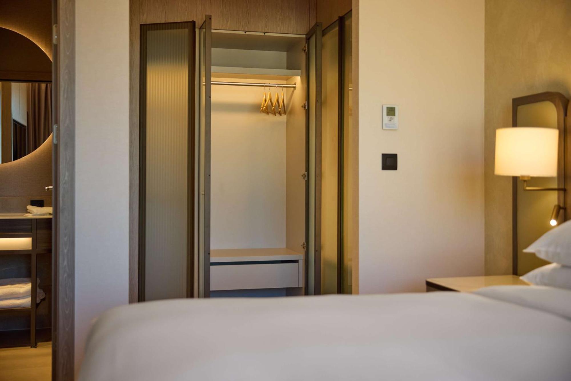 Hilton Sofia Hotel Bagian luar foto